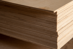 Tablero contrachapado de madera de chopo; uno de los más demandados