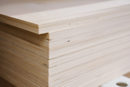 pandeo y la deformación del tablero contrachapado